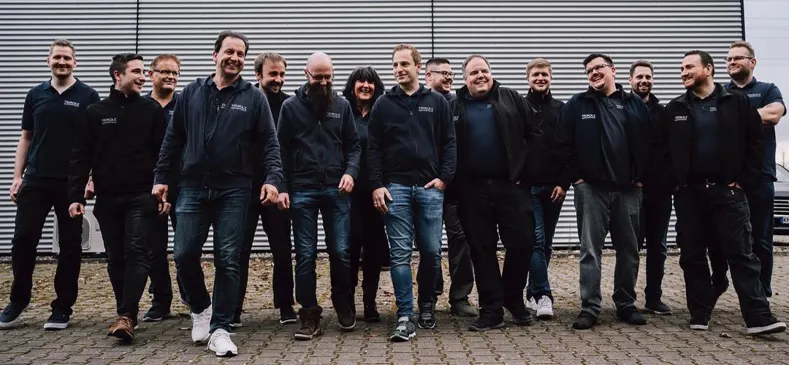 Das Team von Systemhaus Tröndle vor dem Firmengebäude