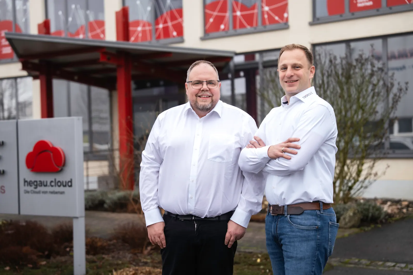 Stefan Tröndle und Stefan Deinert vor dem hegau.cloud-Schild am Firmensitz in Singen